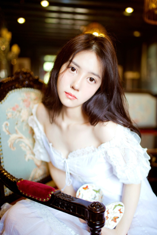 庞统和法正相视一眼，这位少主或许没有主公那样威风霸气，但小小年纪，却已经展现出一些明君风范，看来，吕布打下来的这份基业，算是后继有人了。